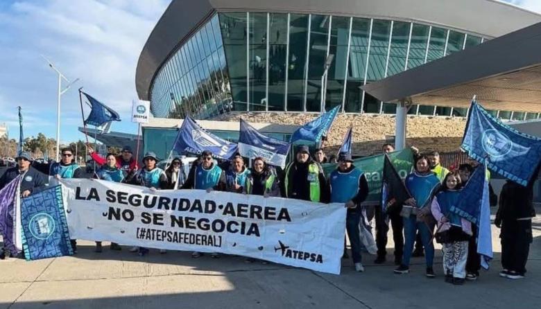 El Gobierno dict&oacute; la conciliaci&oacute;n obligatoria y fren&oacute; el paro de controladores a&eacute;reos en plena temporada de vacaciones