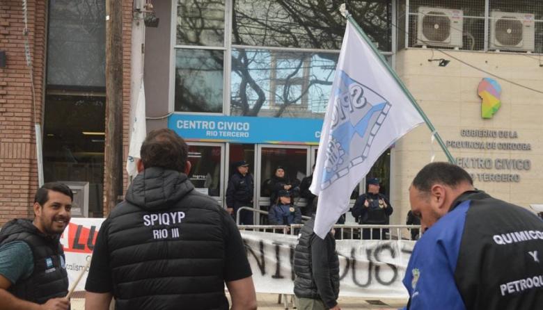 Grave conflicto en Río Tercero: Químicos acusan a la empresa de “estafa empresarial” y piden extender la conciliación obligatoria