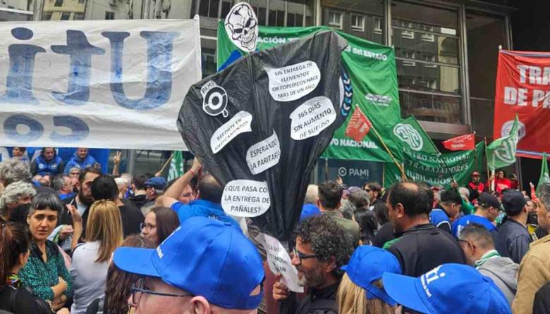 Fuerte reclamo de los gremios del PAMI: movilización al Ministerio de Desregulación tras un año de congelamiento salarial