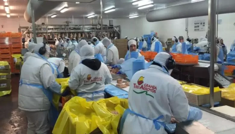 Crece la incertidumbre en Granja Tres Arroyos: denuncian pagos en cuotas y advierten que 700 puestos de trabajo est&aacute;n en riesgo