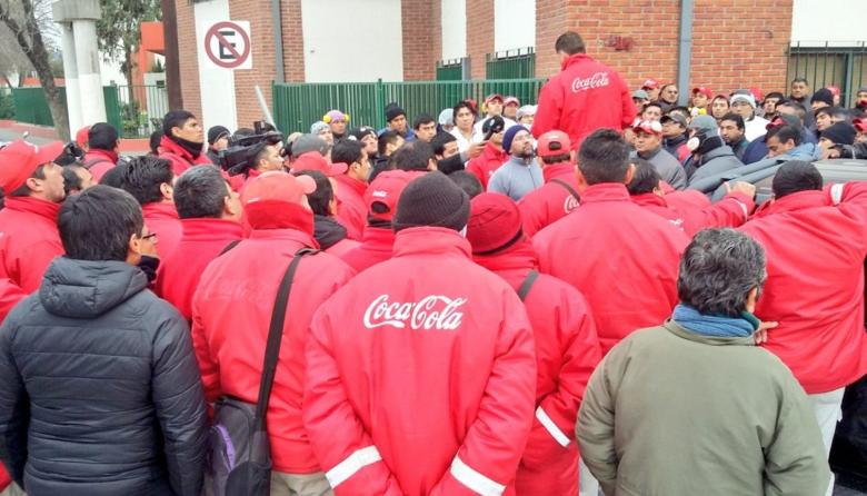 Camioneros cerr&oacute; un acuerdo con Coca-Cola y Quilmes: m&aacute;s de 2.500 trabajadores cobrar&aacute;n presentismo y avanzan las efectivizaciones