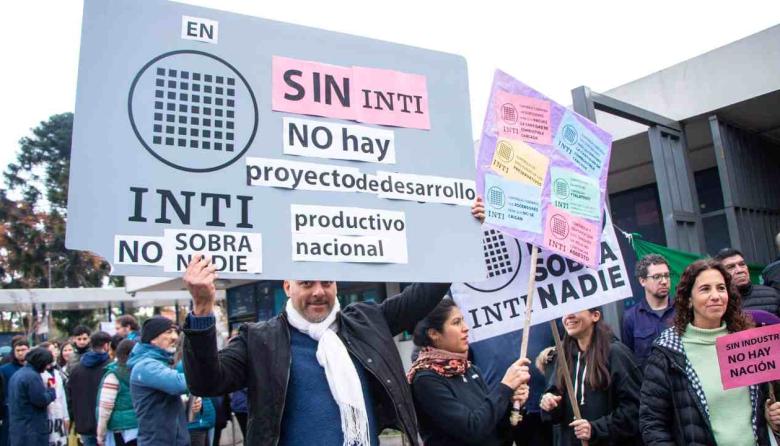 Trabajadores del INTI marchan contra el decreto que recorta su autonomía y pone en riesgo 700 empleos