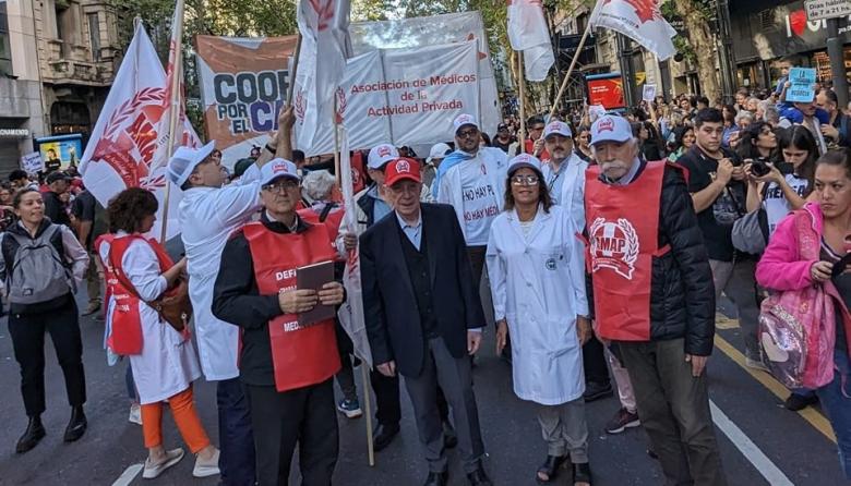 Médicos del sector privado en alerta: exigen paritarias sin techo y denuncian cepo salarial