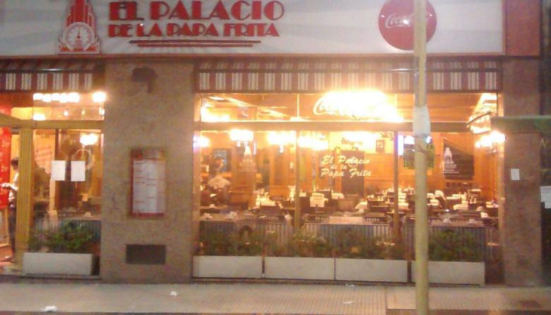 Sorpresa en avenida Corrientes: apareci&oacute; tapiado El Palacio de la Papa Frita y crece la incertidumbre laboral