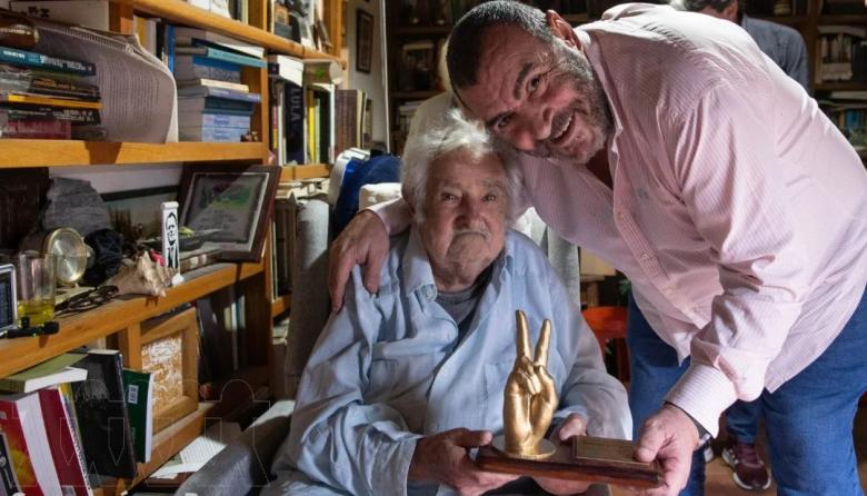 Polémica por el viaje de la APL a Uruguay para premiar a Mujica: Críticas internas y cuestionamientos por los costos