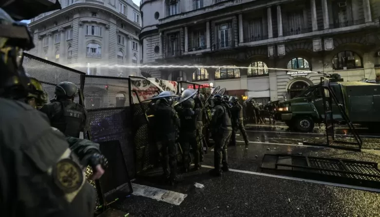 La CTA denunci&oacute; un fuerte operativo represivo en el Congreso: report&oacute; m&aacute;s de 1.500 heridos y 29 detenidos