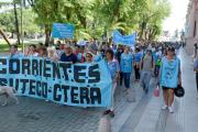 Corrientes: pese a la suspensi&oacute;n del paro, docentes salieron a las calles contra el aumento del 6% y las restricciones a la huelga