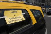 Taxistas en pie de guerra contra Valenzuela por su plan de “desregular” Uber