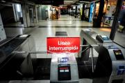 Metrodelegados liberaron molinetes en la L&iacute;nea B y escalan el conflicto con Emova por sanciones y descuentos salariales